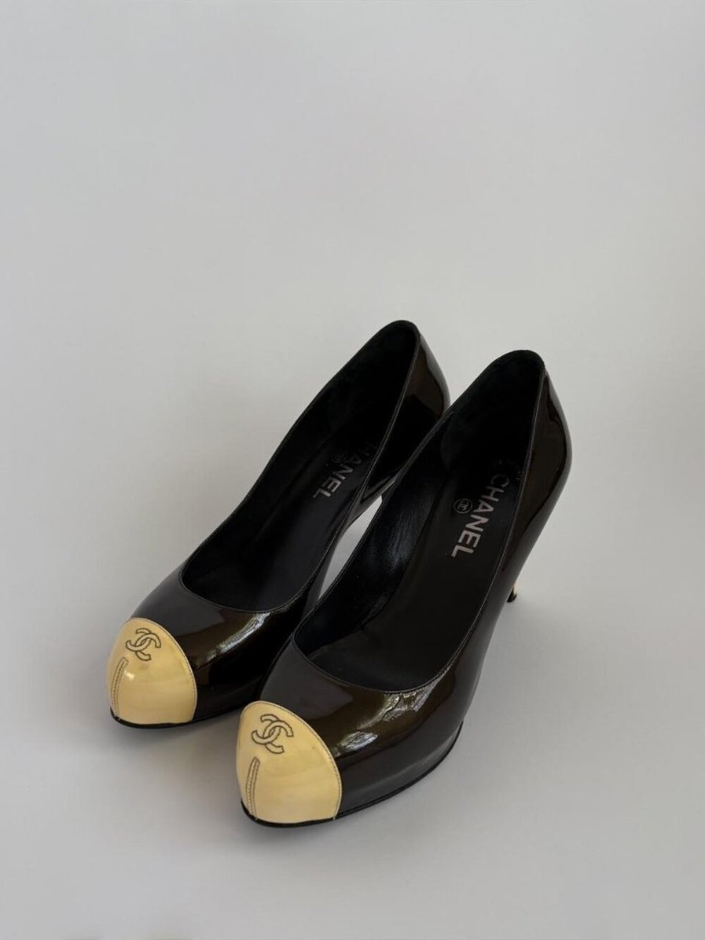 Chanel Vintage 90s Metallic Brown/Cream Patent Leather Heels